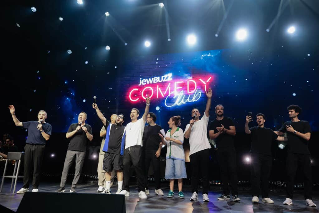 Les humoristes du jewbuzz Comedy Club sur la scène du Dôme de Paris